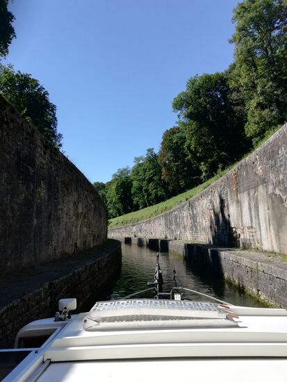 ...bis dann am Ende des Tunnels der Kanal weiterführt und bereits die nächste Schleuse bei Rupt-sur-Saône ansteht.