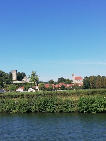 Nach der Schleuse herrlicher Blick auf Rupt-sur-Saône. Die Kirche wurde im 18. Jahrhundert erbaut und von der einstigen Burg ist nur noch der Burgturm erhalten geblieben.