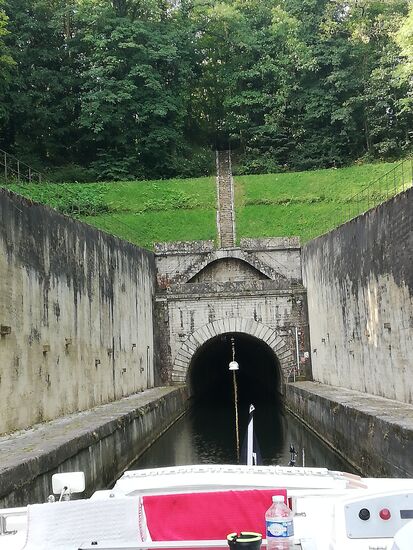 Dieser Tunnel ist 643 Meter lang...