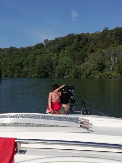 ...Omalia und Mery geniessen vom Bug aus die Aussicht und lassen sich bräunen...