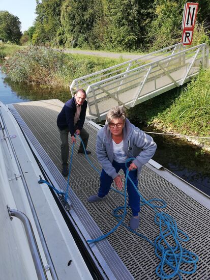 ....da heisst es dann ab und zu vor den Schleusen warten und kurz anlegen, bis der Weg frei ist - Nobby und Mery "bei der Arbeit"...