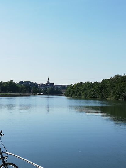Kurz vor Gray ist bereits die Basilika zu erkennen...schliesslich legt das Boot am Hafen vor der Brücke an, Stromkabel anschliessen und auf geht es in das kleine Städtchen: