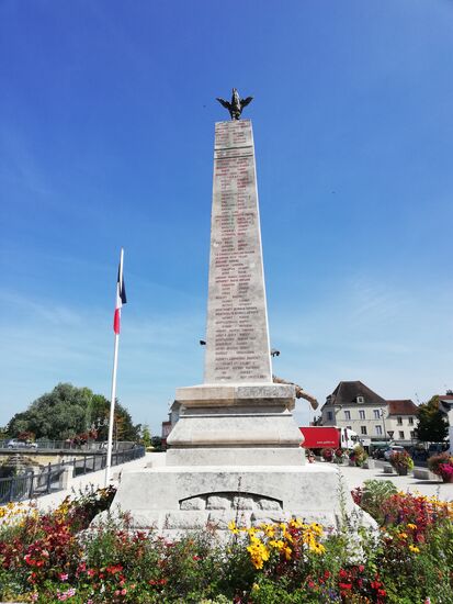 Das Monument bei der Brücke erinnert an die Kriegshelden...