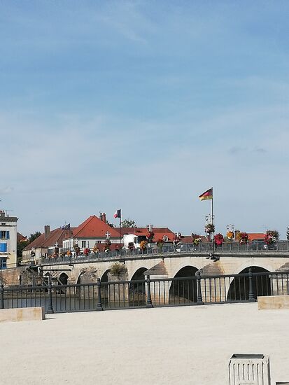 ...und natürlich die Brücke von Gray.  Es gibt viel zu sehen in diesem charmanten Ort, aber jetzt hat die Mannschaft ein gutes Mahl verdient - ab ins nächste Restaurant: