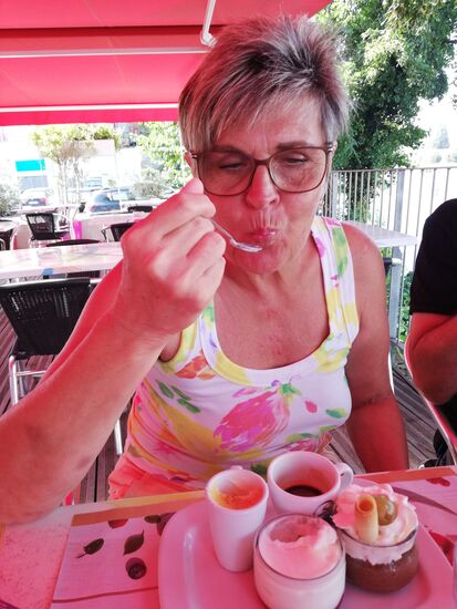 ...und das Dessert lässt keine Wünsche offen. Schmeckt es Mery ? Lecker....sie meint natürlich délicieux, excellente....