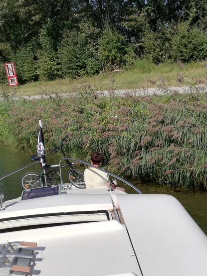 ...ab und zu heisst es einfach warten und das Boot am Ufer vor sich herdümpeln lassen, bis die Schleuse frei wird....