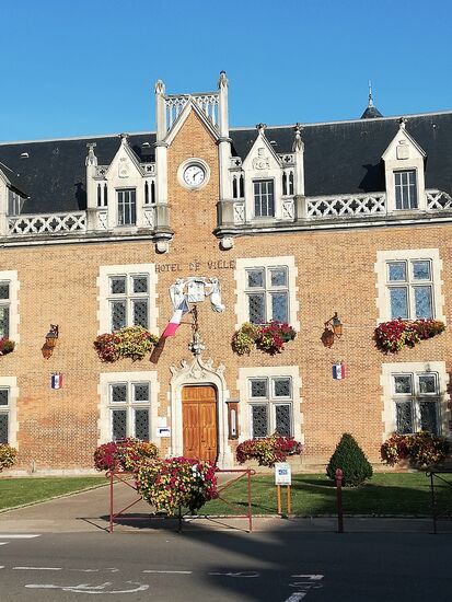 ...Auxonne bietet viele Fotomotive. Nach der Besichtigung wurde nun der Supermarkt leergeräumt und mit vollen Taschen ging es zügigen Schrittes zum Boot, um das Gekaufte ordentlich einzuräumen....