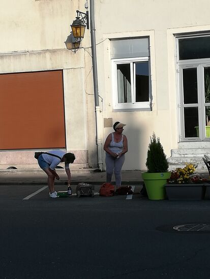 ....leider passierte ein kleines Malheur  und die Schritte waren zu zügig oder der Einkaufswagen zu schwer: Klimbim, alles am Boden, aber zum Glück nur eine Flasche kaputt gegangen. Da Scherben Glück bringen, wurde diese kleine Problemchen mit Humor betrachtet. Nach dem Verstauen im Boot amüsierten sich die Reiseprofis im schönen Restaurant vor der Kathedrale und freuten sich ob des himmlischen Mahles und des guten Weines, bevor dann auf dem Schiffsdeck erneut der Sternenhimmel betrachtet wurde....