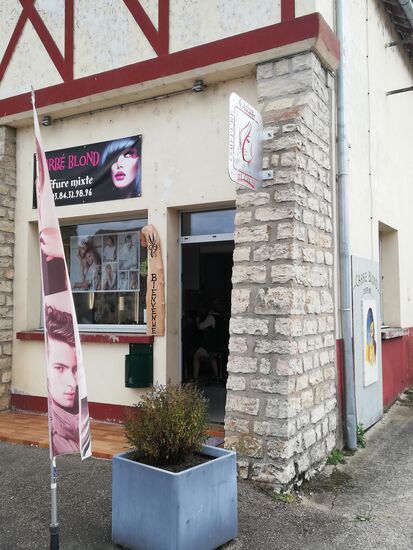 ...einen Coiffeursalon ! Omalia lässt sich die Gelegenheit nicht nehmen, geht schnell rein, wird sofort bedient und in 20 Minuten sind ihre Haare kürzer geworden....
Wolken ziehen langsam auf, die Sonne hat sich versteckt und die lustige Bande kehrt zurück zum Boot und zelebriert dort den Abend.....