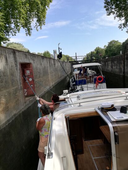 Auf dem Weg von Auxonne nach Mantoche an der Schleuse Nr. 18 hinter Pontailler: Mery und Omalia sind inzwischen richtige Schleusenprofis geworden - Chapeau !