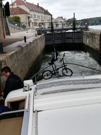 Die Schleuse bei der Brücke von Gray - Omalia hat wetterbedingt den Badeanzug mit der Regejacke getauscht...