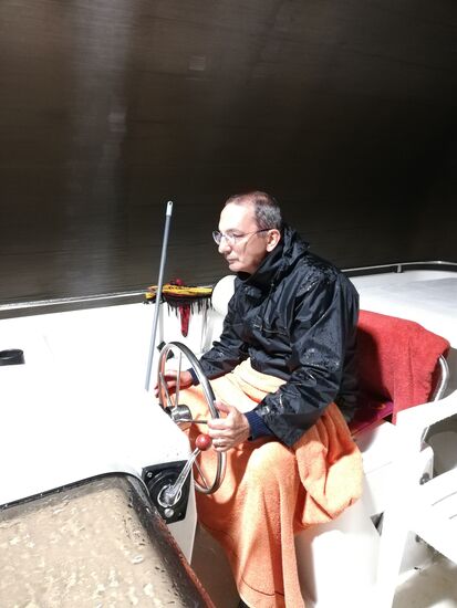 ...durch den Tunnel de Savoyeux, wenigstens im Tunnel kein Regen und Nobby konnte die nasse Jacke wechseln....Warum geht denn Nobby nicht in den unteren Steuerstand, wo es trocken ist ? Ganz einfach: Weil es oben viel übersichtlicher zum Navigieren ist...