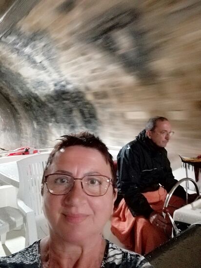 ...voller Konzentration durch den engen Tunnel - Omalia schiesst ein Foto für's Familienalbum...