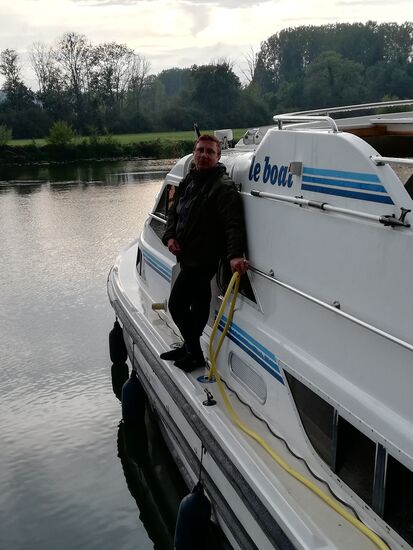 ...das perfekte Anlegen am Kai - Omalia ist gerade dabei, den Wassertank zu füllen...
