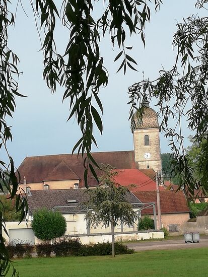 ...und die schöne Kirche. Nachdem es bereits gegen 19 Uhr war, beschloss die Besatzung auf einen weiteren Spaziergang durch Soing zu verzichten und verbrachte den Abend wie immer gut gelaunt an Bord.....