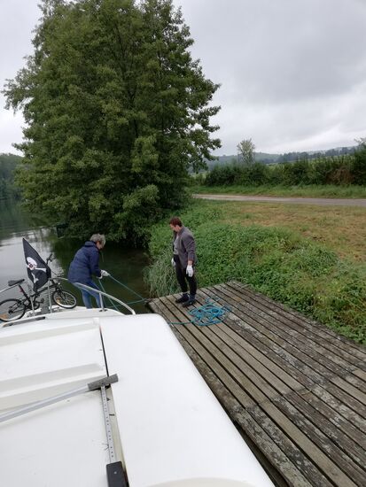 Wegen technischem Defekt musste nach der Schleuse Nr. 10 kurz angehalten werden, um das Problem zu lösen....