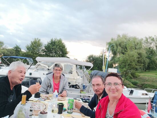 ......und schliesslich hält Alexandra ihr Versprechen und bringt die Flamkuchen auf das Boot - Bon appetit. Ok, der Flamkuchen war ein bisschen verbrannt (wahrscheinlich hat sie den Ofen zu heiss eingestellt), bei der Kochsendung "Grill den Henssler" würde es für diesen Flamkuchen nur schlappe 3 Punkte geben...
Was soll's - ein heiterer und schöner Tag neigt sich dem Ende zu...