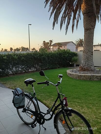 Der Wirt hat mir entscheidend geholfen, mein Rad aus dem Transportkarton wieder zusammenzubauen, die Reihenfolge jedes Schrittes ist wichtig! Das Rad wird mein wichtigstes Verkehrsmittel in Swakopmund werden.