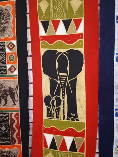 Wandteppiche weben, das kann man ein paar Häuser weiter hautnah bei den Näherinnen an deren Webstühlen sehen, eine bei uns allenfalls historische Handwerkskunst !