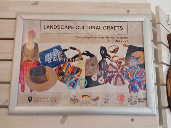 Vermarktug gehört auch dazu, deshalb haben die Kursusteilnehmer alle ihre Werke auf diesem Reklameschild zusammengestellt und am Eingang ausgehängt.