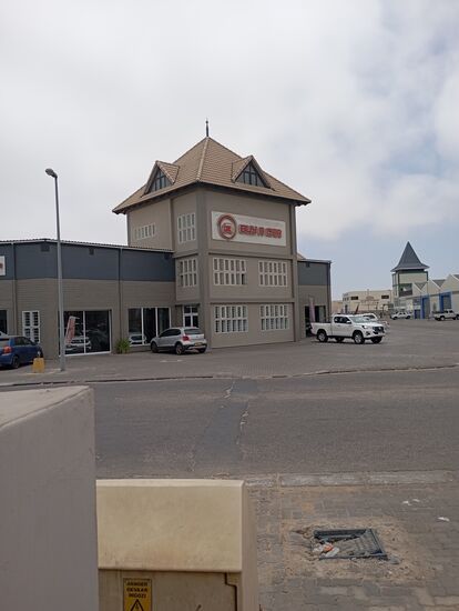 Vermieter von Kleinstgewerbeflächen in eingezäuntem Gelände werben mit so großartigen Türmen für die Vermietung.