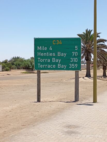 Entfernungsschild am Nordausgang der Hauptstraße Richtung Angola.