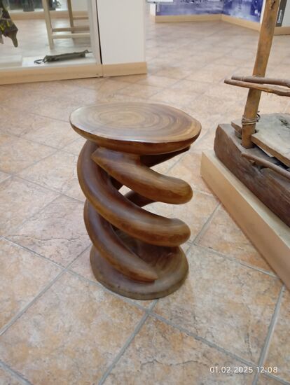 ein Holzhocker geschnitzt aus einem einzigen Holzstück!