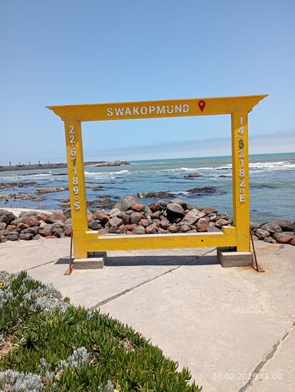 3 Solche gelbe Rahmen habe ich hier schon gesehen, die auf ihnen angegebene Position von 14 Grad und 52,1 Minuten östlicher Länge wäre gleichbedeutend mit Dresden, da ist es jetzt 12 Uhr, hier nach dem Stand der Sonne auch erst 12, obwohl nach Ortszeit bereits schon 13 Uhr. Aber soeben ist die Sonne auch rausgekommen und scheint fast senkrecht von oben!, endlich wirds warm !