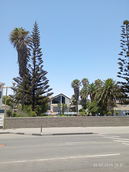 Bei senkrecht stehender Sonne fällt kein Schatten der Bäume aufs Haus, vielleicht kommen die Eigner deshalb im Februar noch nicht auf ihr Anwesen.....