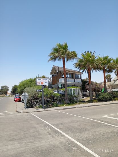 Mit der nötigen Bauhöhe hat sich dieser Besitzer auch den freien Blick auf die See verschafft....