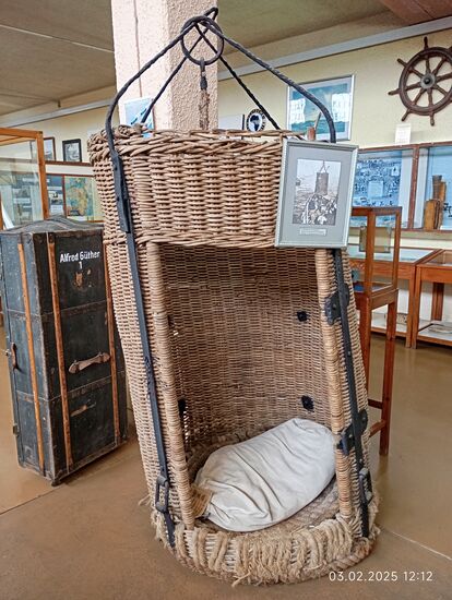 Mit solchen Personenkörben wurden Passagiere vom Schiff an Land oder suf das Landungsboot gehievt