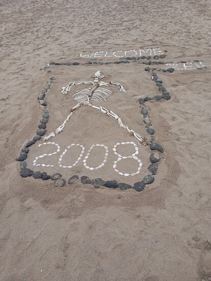 Erste Pause auf der Hinfahrt, die Küste und die Salt Road parallel zu Küste liegen total im Nebel. Der Blick zu einem Wrack vor der Küste ist nicht möglich, nur ein Ersatz, wohl gestern hier in den Sand gemalt, bevor der Wind es wieder zuweht.