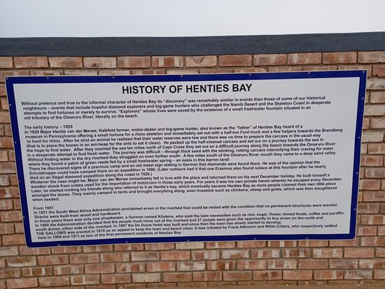 Ein schlichtes Denkmal am Rande eines Kreisverkehrs im Zentrum.