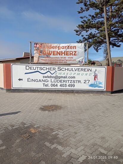 der Schulverein betreibt die deutschen Schulen und kümmert sich auch um die Unterkunft von Schülern in weiterführenden Schulen in Windhoek, zugleich bringt er Schüler und Praktikanten aus Deutschland bei hiesigen deutschsprachigen Gasteltern unter.