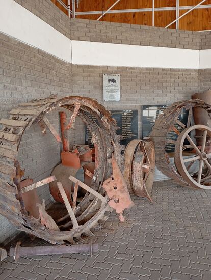 Die Originalteile liegen rund herum, rosten aber hier nur langsam weiter