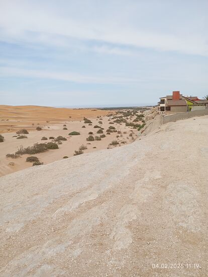 Der Sand der Wüste drängt durch die ständigen Südwestwinde weiter nach Norden vor, wurde aber bisher vom Swakop River bei Hochwasser immer wieder seewärts weggeschwemmt.