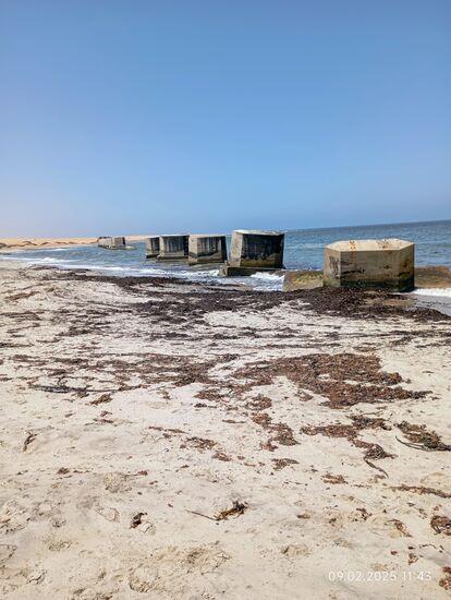 Blick nach Süden: Die ständige Brandung aus Südwest spült den Sand aus dem Riverdelta immer wieder weg, das nächste Flußhochwasser müßte wieder Wüstensand mitbringen. In Zeiten des Klimawandels wird das unwahrscheinlicher.