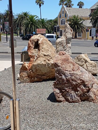Gegenüber vom alten Amtsgericht steht das private Kristallmuseum, davor schon mit Kristallsteinen, die neugierig machen, was man innen vorfinden wird