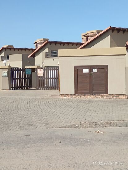 ein Bezirk, der wohl überwiegend von Einheimischen bewohnt wird, eine Mauer ums Haus gehört von Anfang an dazu !