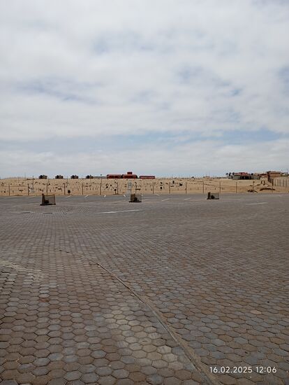 als Campingplatz ausgewiesen: eine riesige Fläche mit gekennzeichneten Stellplätzen, aber offenbar ohne Stromanschluß