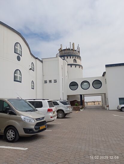 Das Hotel am Wasser ist geöffnet, 3 Besucher scheinen hier zu sein