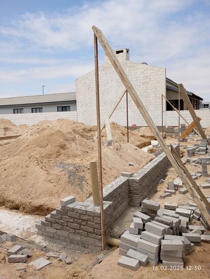 Sand ist allgegenwärtig, da werden Bausteine betoniert hergestellt. Aber Salz ist genauso allgegenwärtiig.Wenn es mit einbetoniert ist, muß man darauf vertrauen, dass Regen nicht mehr vorkommt. auch kein Spritzwasser, sonst könnten die Steine spröde werden und schnell vewittern.