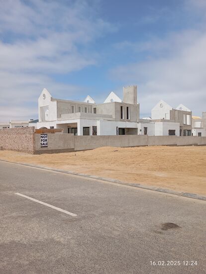 Warum gerade hier an einer Baustelle NOT FOR SALE steht, kann ich mir nicht erklären. Bereits verkauft ? Oder nicht zugelasener Schwarzbau, 
der stillgelegt ist ?