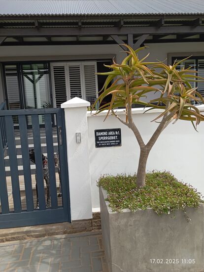 Das Schild scheint auh ein Andenken zu sein, Baujahr 1900 ? Es weist auf eine Reservierung eines Gebietes, das wegen Diamantensuche nicht betreten werden durfte.