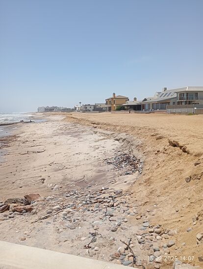 Da muß das Abendhochwasser aber kräftige Brandung abgworfen haben, wenn so eine hohe Abbruchkante in einer Nacht entsanden ist ! Alle 14 Tage ist Springtide, dann schlägt die See kräftiger zu.