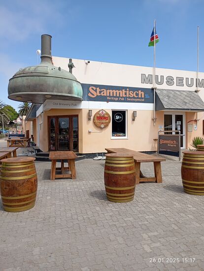 Nur Sitzplätze wären heute frei, im Touristenzentrum von Swakopmund. Ein Geschäftseinbruch für die gesamte Branche ? Hier nimmt man es gelassen, Ruhe muß eben auch mal sein !