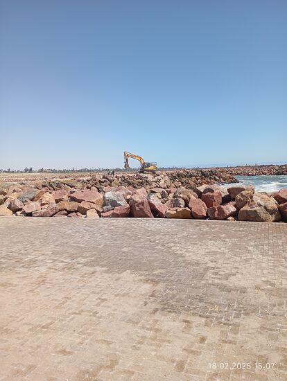 3 Lastwagenladungen Felssteine wurden in die Brandungslücke geworfen