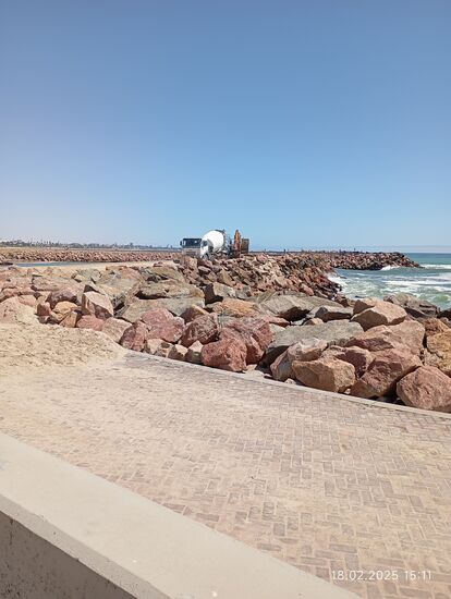 ...und dann oben drauf eine Ladung Flüssigzement, zum Schluß ein paar Schaufeln Sand.