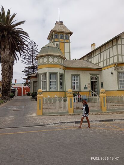 Warmsdorf house. der deutsche Familienname hat sich erhalten, eine Warehauskette mit diesem Namen findet man überall