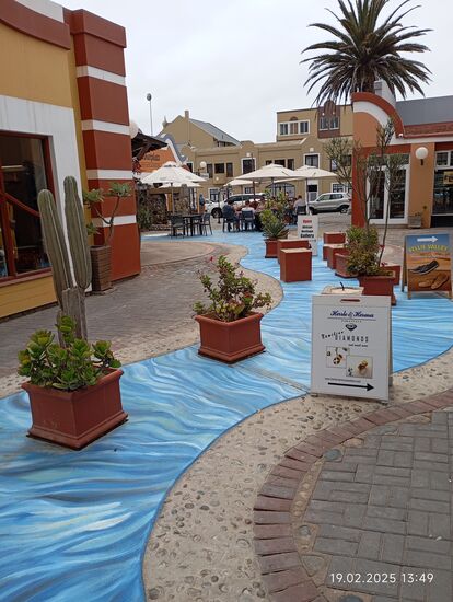 Wasser ist knapp, deshalb plätschert hier nichts im Touistenzentrum mit vielen Cafes und Andenkenläden, sondern man betrachtet frische blaue Fabe